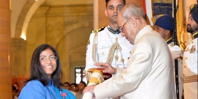 ڈاکٹر سنیتا کرشنن  صدر جمہوریہ پرنب مکھرجی سے پدم شری ایوارڈ حاصل کرتے ہوئے